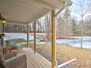 Unwind Fireside! Poconos Cottage 12 Mi to Slopes
