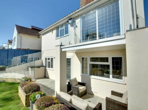Comfortable and Luxurious Family Home With Beautiful Sunny Garden, Close to the Beach