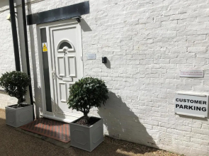 Luxury Apartment & Garden Courtyard