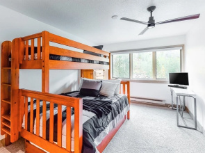 Contemporary 3 Bedroom Condo in West Keystone Along Shuttle to Slopes