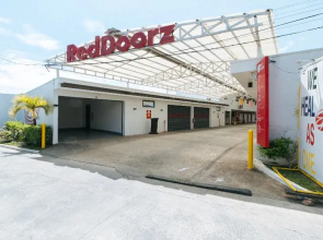 RedDoorz @ EL Runway Hotel Bulacan