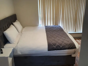 City Centre, Detached 10 Person Accommodation