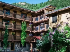 Aspen 2 Bedroom Condo at the Base of Aspen Mountain, Next to Lift 1A