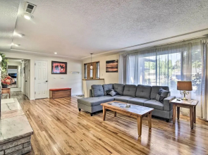 Charming Hillsboro Home w/ Yard, Dogs Welcome