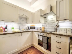Lovely 2bdr Apartment in West End for 4 Guests!