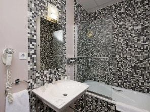 Rixwell Centra Hotel