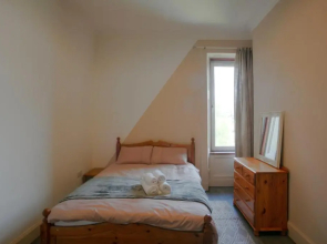 Spacious 3-Bed Apartment for Small Large Groups Close to BBC SSE Central Glasgow West End Free Parking