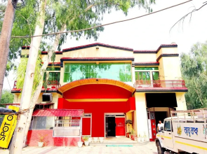 Mr Shawarma Family Restaurant & Hotel by OYO Rooms