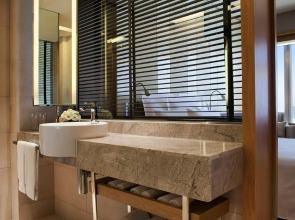 Renaissance Hong Kong Harbour View Hotel