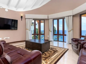 Luxury Oceanfront Villa in Tower Isle