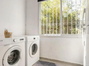 Quite 6 Person Apt, 8 min walk to German Colony