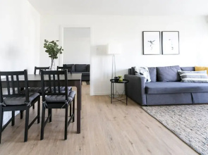 Modern Flat w Netflix Balcony top Location