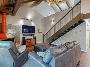 2BR Home w/ Fireplace, Deck & BBQ