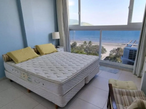 A melhor vista de Santos para 5 pessoas pé na areia