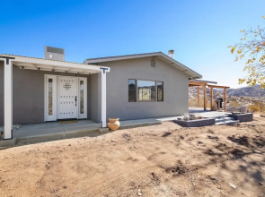 Dreamspace - Hot Tub, Fire Pit, 5 Min. To Park 2 Bedroom Home by RedAwning