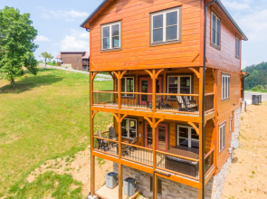 Misty Mountain Stop: Mountain Views, Hot Tub, Game Room, Theater Room