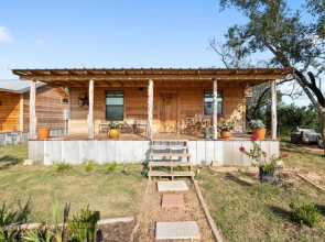 Hr 4 - The Sunflower Cottage 1 Bedroom Cabin by RedAwning
