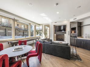 Platinum Four Bedroom Suite 4 Apartment Hotel by RedAwning