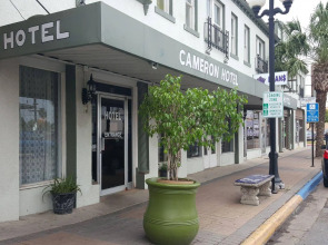 OYO Historic Cameron Hotel Brownsville I-69E
