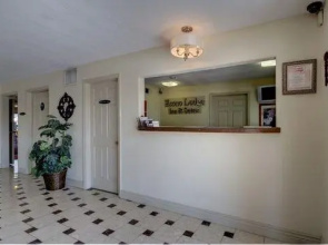 Econo Lodge Inn & Suites