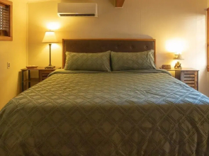 Nature's Bounty Cabin: Explore, Relax, Reconnect 3 Bedroom Home by RedAwning