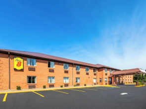 Super 8 Fairmont