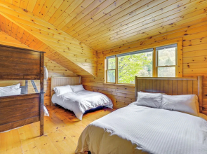 Picture-perfect Vermont Mtn Cabin w/ Hot Tub!