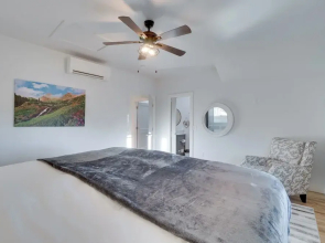 2 Mi to Town: Castle Rock Retreat w/ Fireplace!
