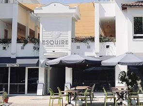 Esquire Hotel & Lounge