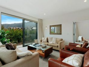 Jacks Point Family Retreat - Jacks Point Holiday Home