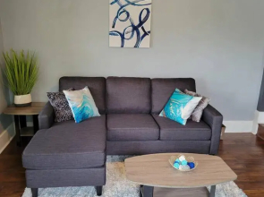 Chic City Getaway-2 bdrm twnhome, Minutes From Downtown