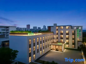 Yiyun Jingyue Hotel (Yingzhou Wanda Plaza Erli Well Night Market)
