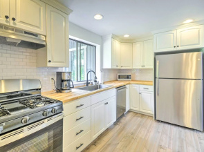 Stunning Hood Canal Getaway w/ Private Deck!
