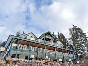 Golden Mountain View Suites