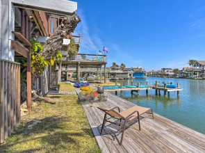 Jamaica Beach Waterfront Getaway: Kayaks & Dock!