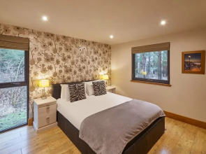 Host Stay Simon Howe Lodge