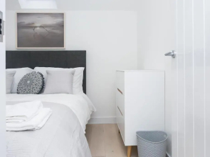 The Chapel 1 - Stylish 2 bed 2 bath Modern Home