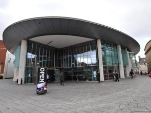 High Street, Stylish City Centre Apartment, 3 Bed