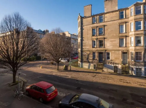 Cozy 2 Bedroom Apartment in the Heart of Edinburgh With gas Fireplace