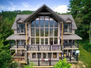 Awe-inspiring Estate w Pool Theater Fire Pit