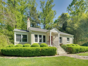7 Mi to The Biltmore: 'Le Canard' Cottage w/ Porch