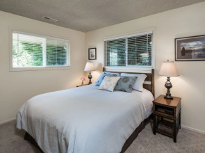 Neah-kah-nie Treasure by Avantstay Secluded in Lush Greenery w/ Ocean Views & Hot Tub