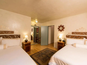 Emerald Iguana Inn