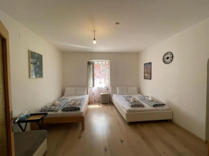 Hostel Lovely rooms in the city center of Villach, shared Bathroom, windows to corridor