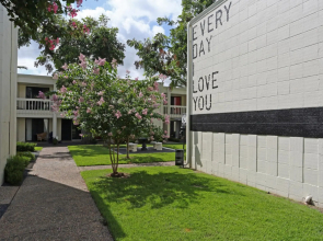 Chic 2BR Near Triangle With King Beds Fast Wifi