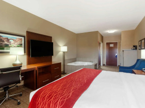 Comfort Inn & Suites Page at Lake Powell