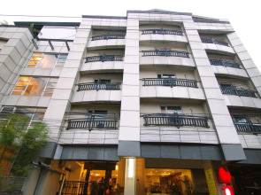 OYO 103 Artina Suites Hotel