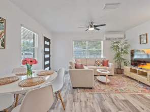 Urban Nest On 8th 4 Bedroom Home