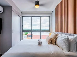 w Sophisticated 1BR w Great Deco in Centriqo