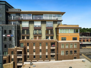 The East View - Overlooks Downtown - Steps to Dickson